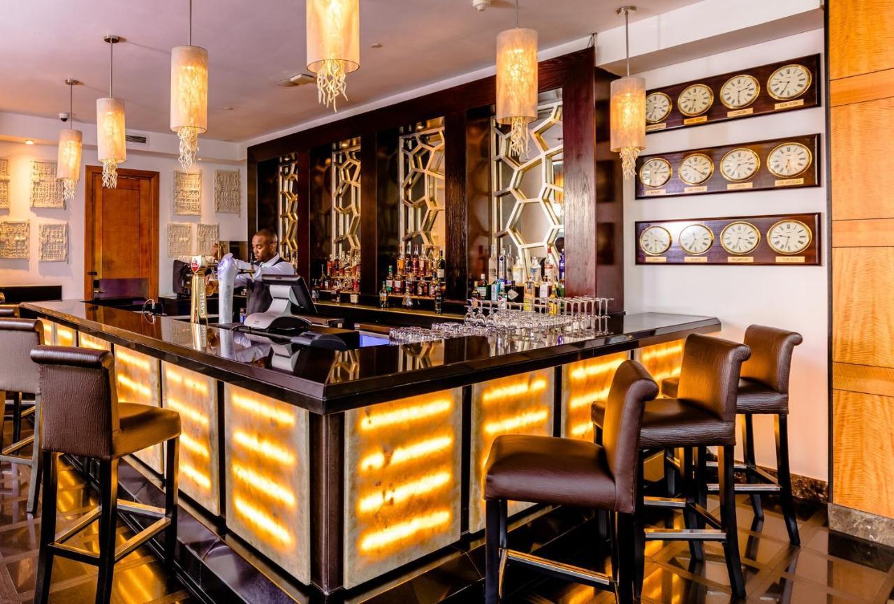 Intercontinental Johannesburg Or Tambo Airport Hotel By Ihg Kempton Park Zewnętrze zdjęcie The bar at the hotel