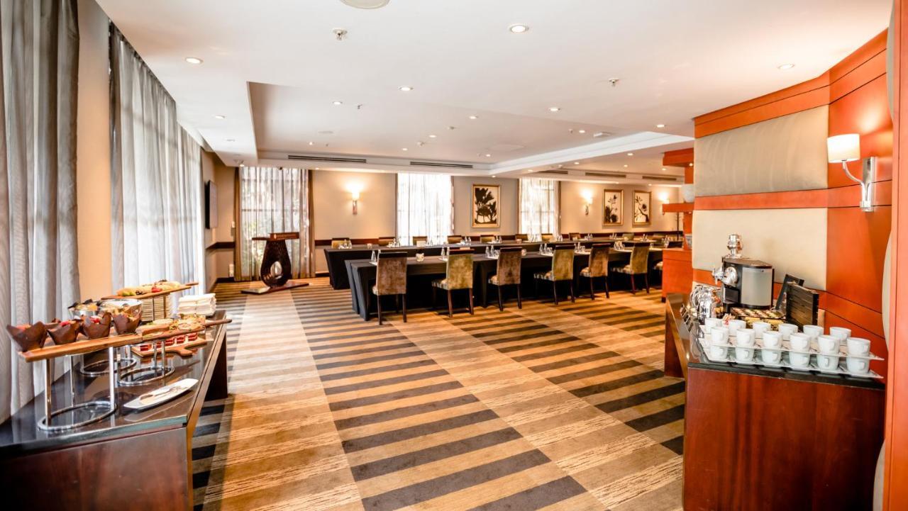 Intercontinental Johannesburg Or Tambo Airport Hotel By Ihg Kempton Park Zewnętrze zdjęcie The lounge at the airport