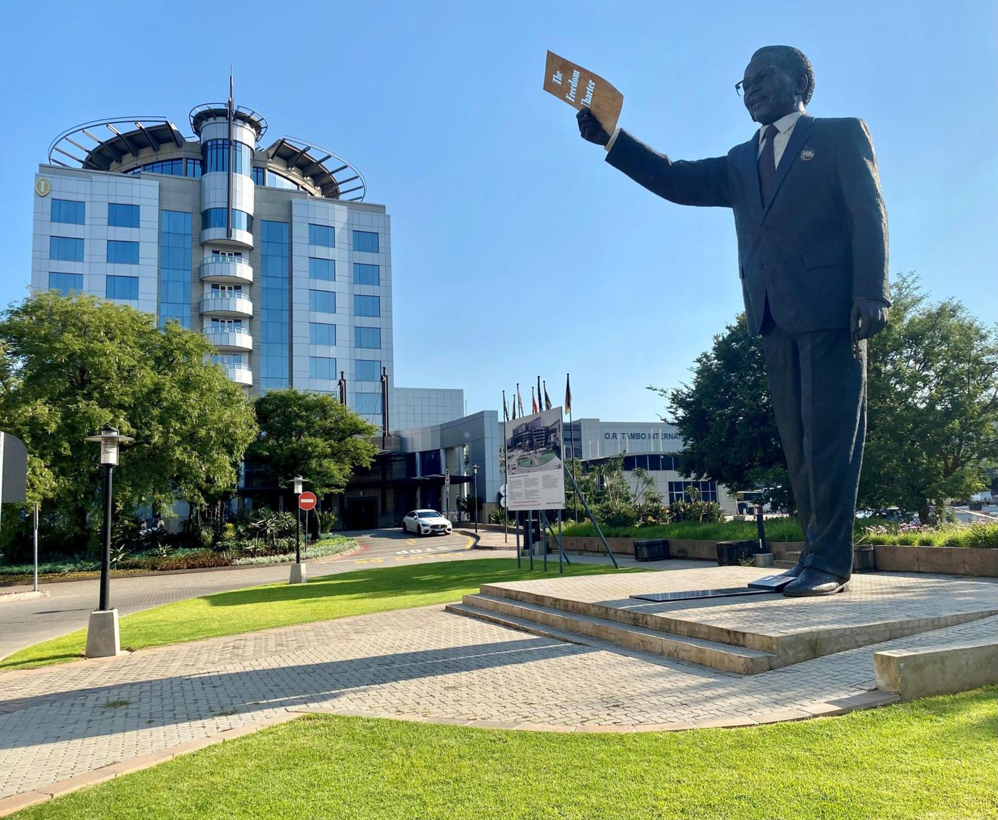 Intercontinental Johannesburg Or Tambo Airport Hotel By Ihg Kempton Park Zewnętrze zdjęcie Statue of Maurice Thorez in Mantes