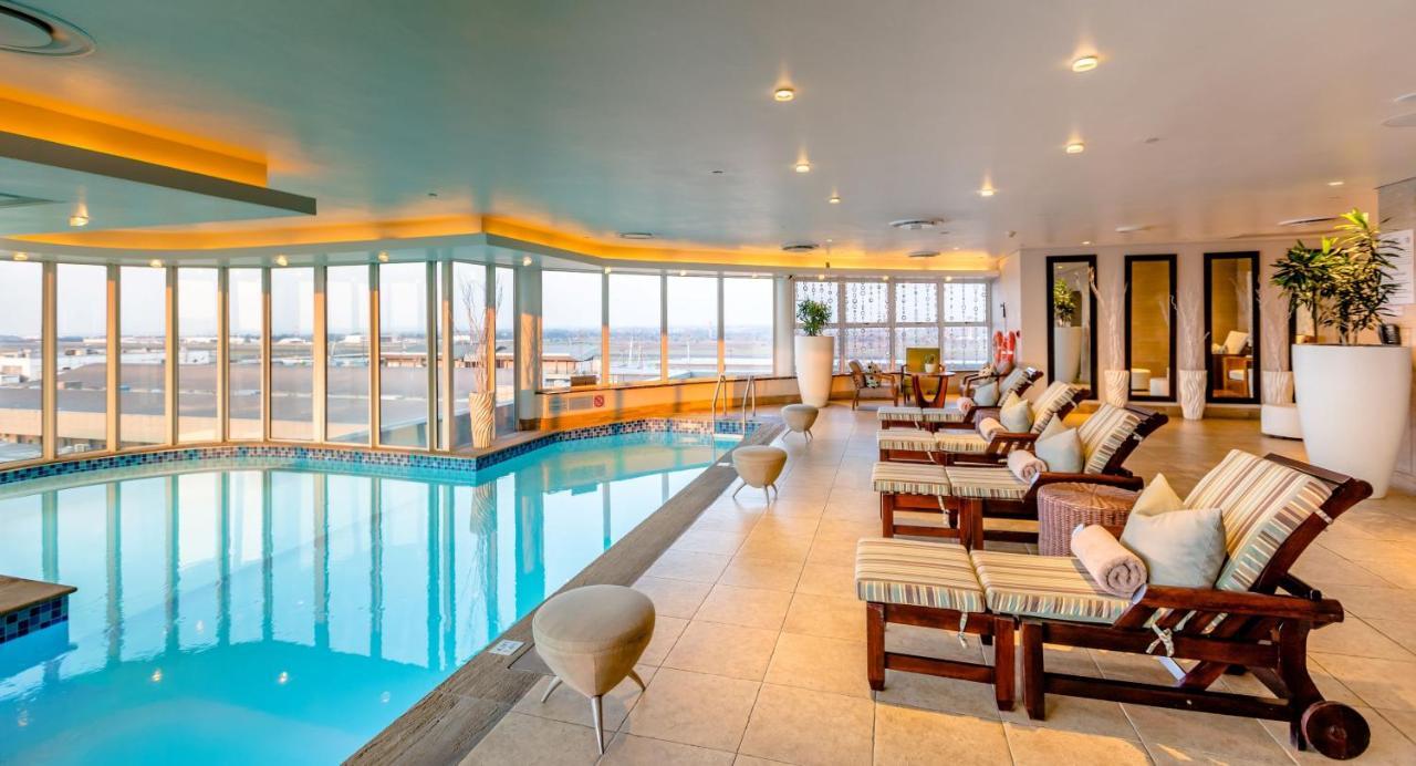 Intercontinental Johannesburg Or Tambo Airport Hotel By Ihg Kempton Park Zewnętrze zdjęcie The pool at the InterContinental