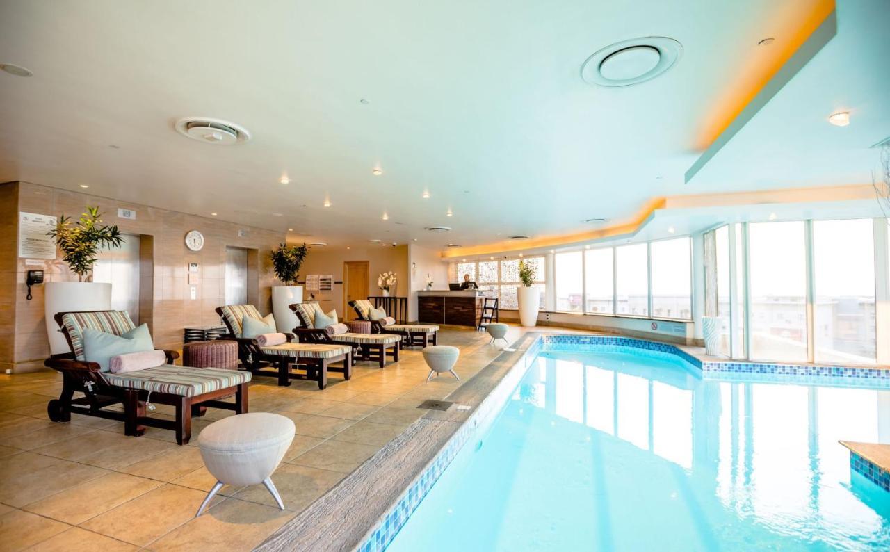 Intercontinental Johannesburg Or Tambo Airport Hotel By Ihg Kempton Park Zewnętrze zdjęcie The pool at the 12th floor