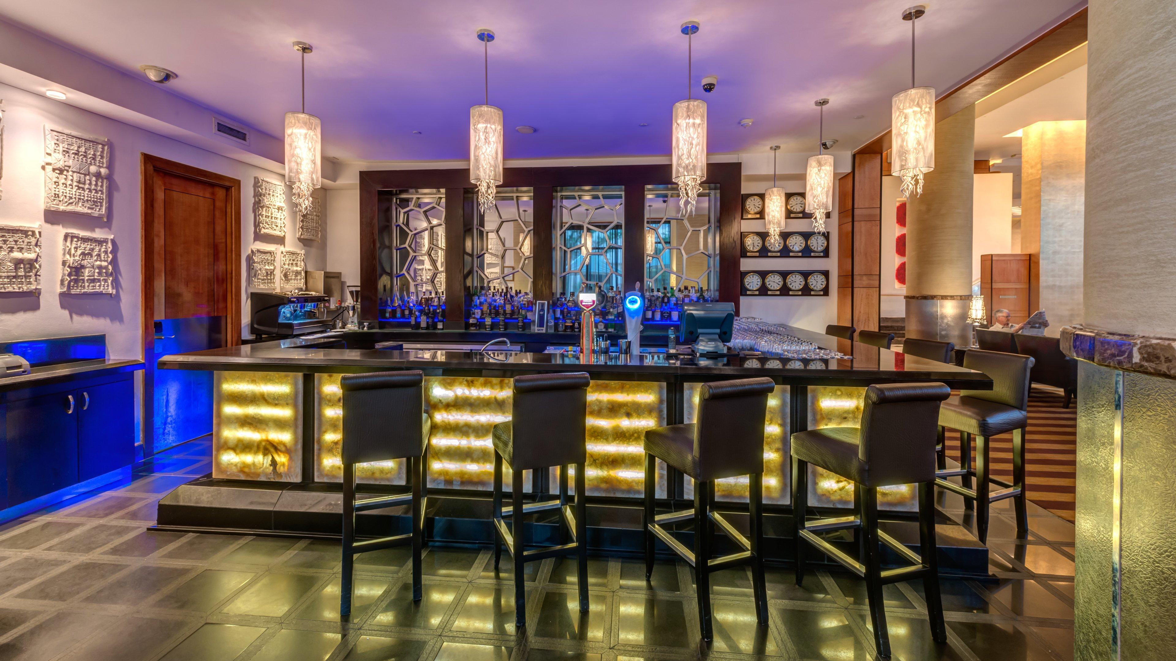 Intercontinental Johannesburg Or Tambo Airport Hotel By Ihg Kempton Park Zewnętrze zdjęcie The bar at the lobby