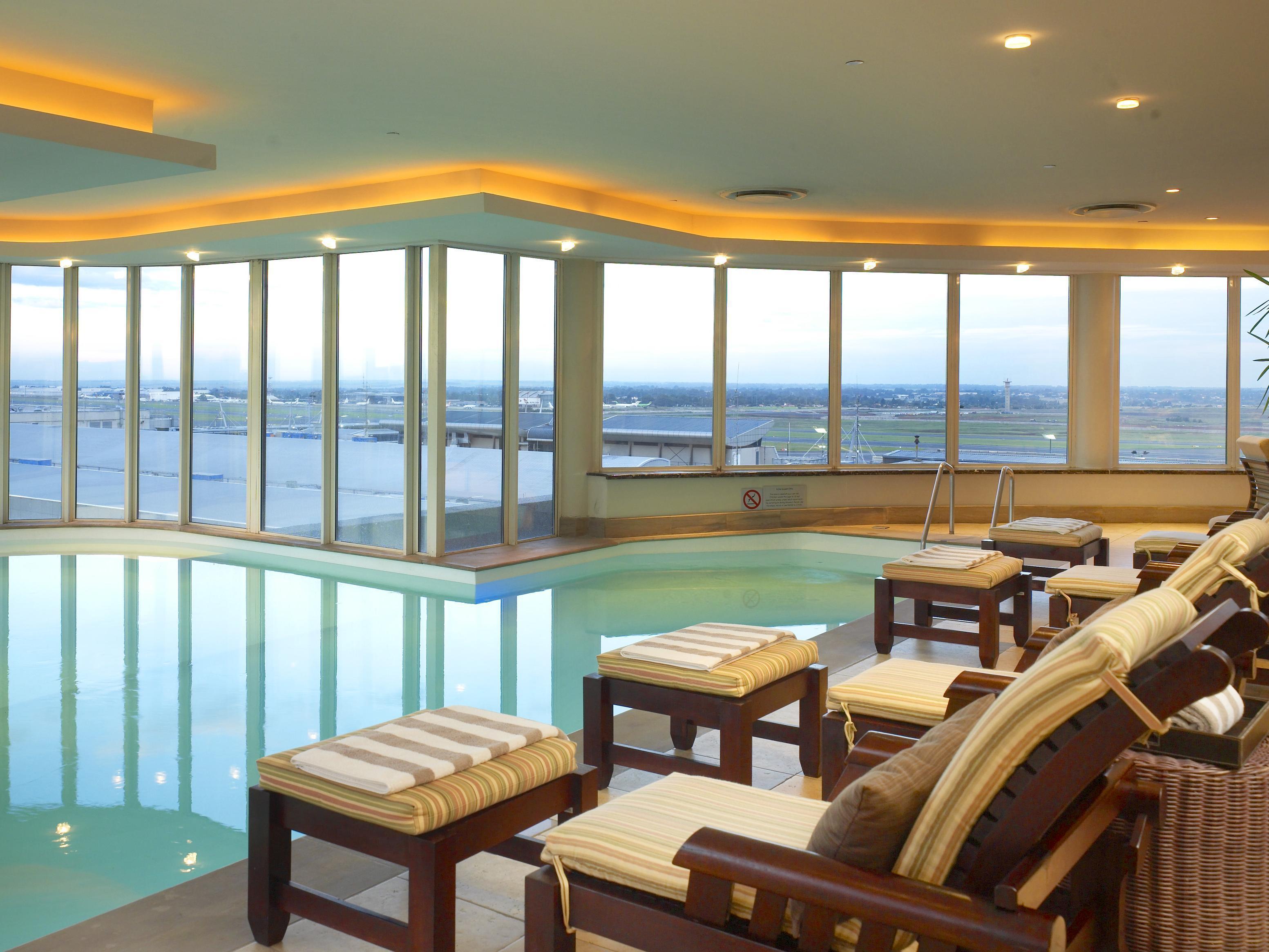 Intercontinental Johannesburg Or Tambo Airport Hotel By Ihg Kempton Park Zewnętrze zdjęcie The pool at the hotel