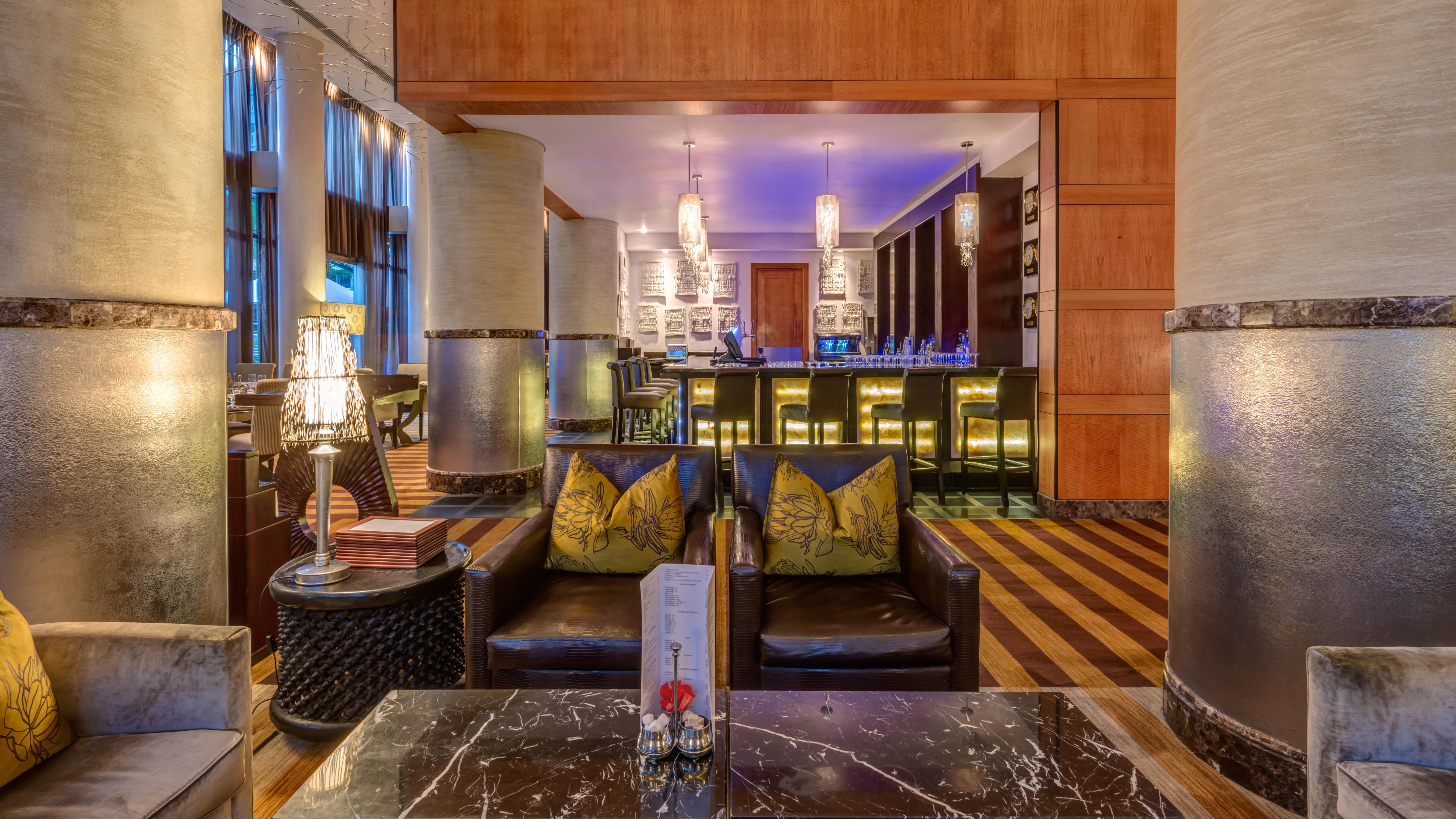 Intercontinental Johannesburg Or Tambo Airport Hotel By Ihg Kempton Park Zewnętrze zdjęcie The bar at the hotel