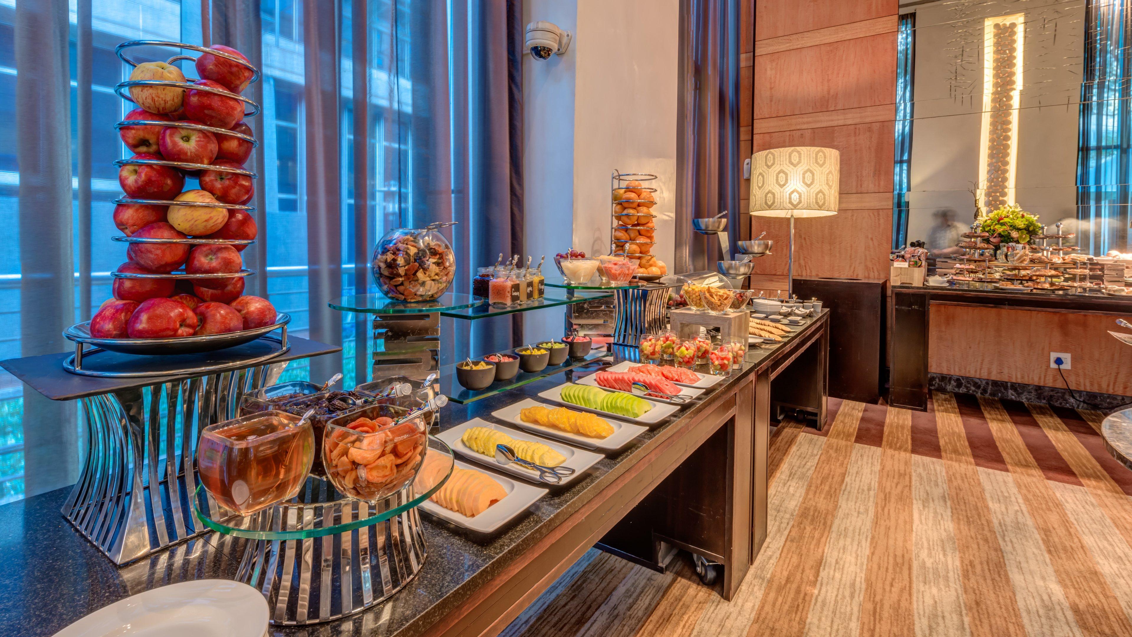 Intercontinental Johannesburg Or Tambo Airport Hotel By Ihg Kempton Park Zewnętrze zdjęcie A buffet at a hotel