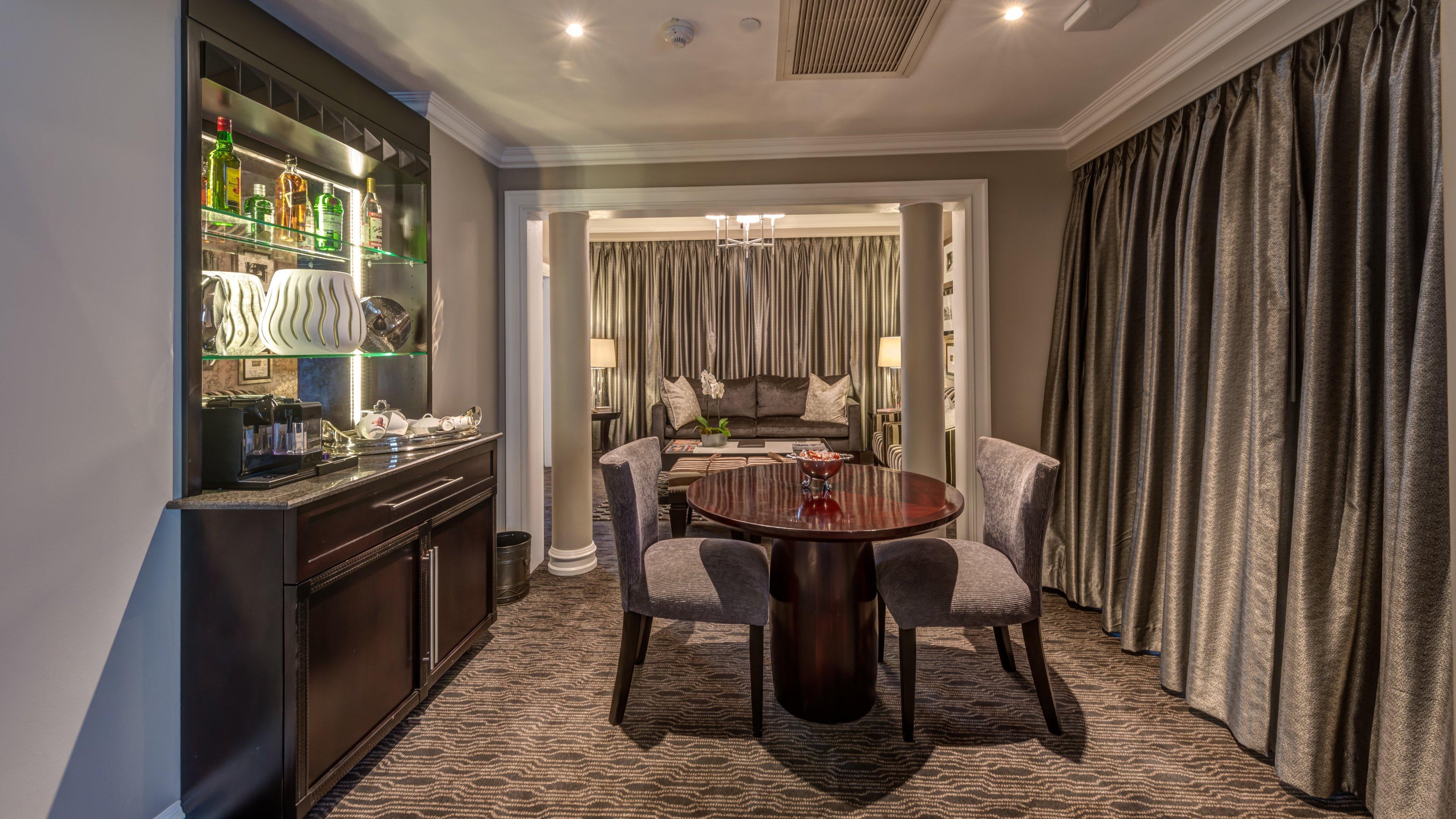 Intercontinental Johannesburg Or Tambo Airport Hotel By Ihg Kempton Park Zewnętrze zdjęcie The interior of a suite