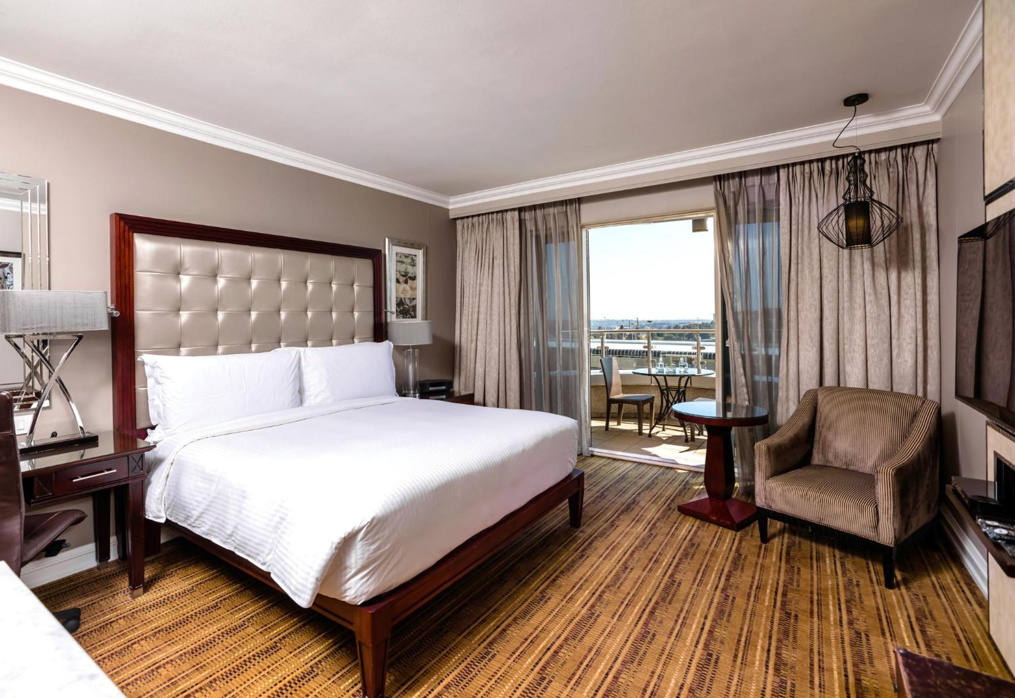 Intercontinental Johannesburg Or Tambo Airport Hotel By Ihg Kempton Park Zewnętrze zdjęcie A room at the Hilton Cape Town Waterfront