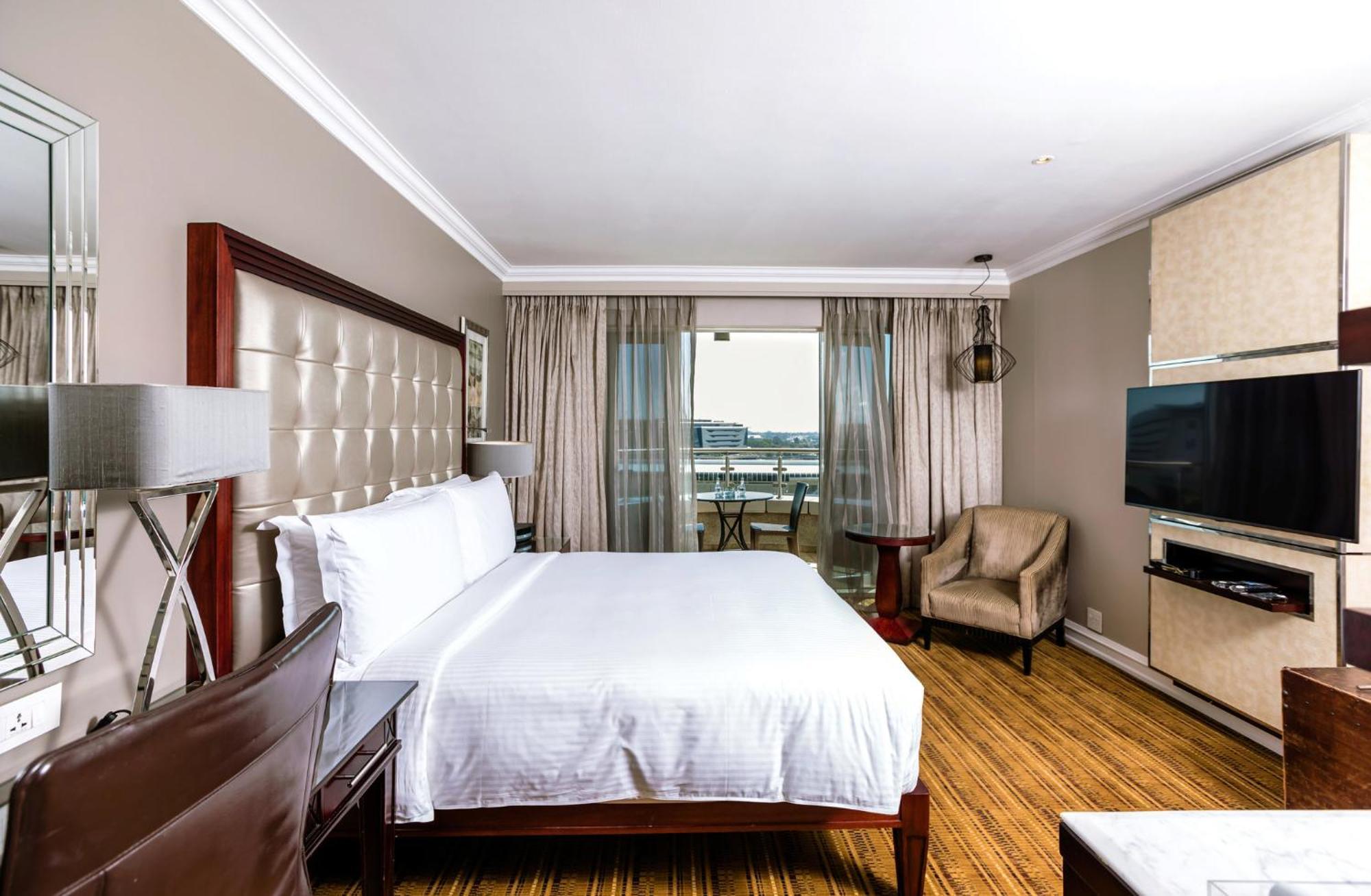 Intercontinental Johannesburg Or Tambo Airport Hotel By Ihg Kempton Park Zewnętrze zdjęcie A bedroom at the Hilton