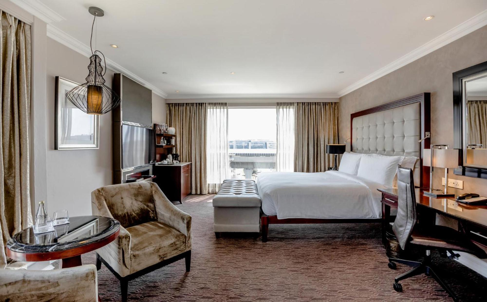Intercontinental Johannesburg Or Tambo Airport Hotel By Ihg Kempton Park Zewnętrze zdjęcie A guest room at the InterContinental
